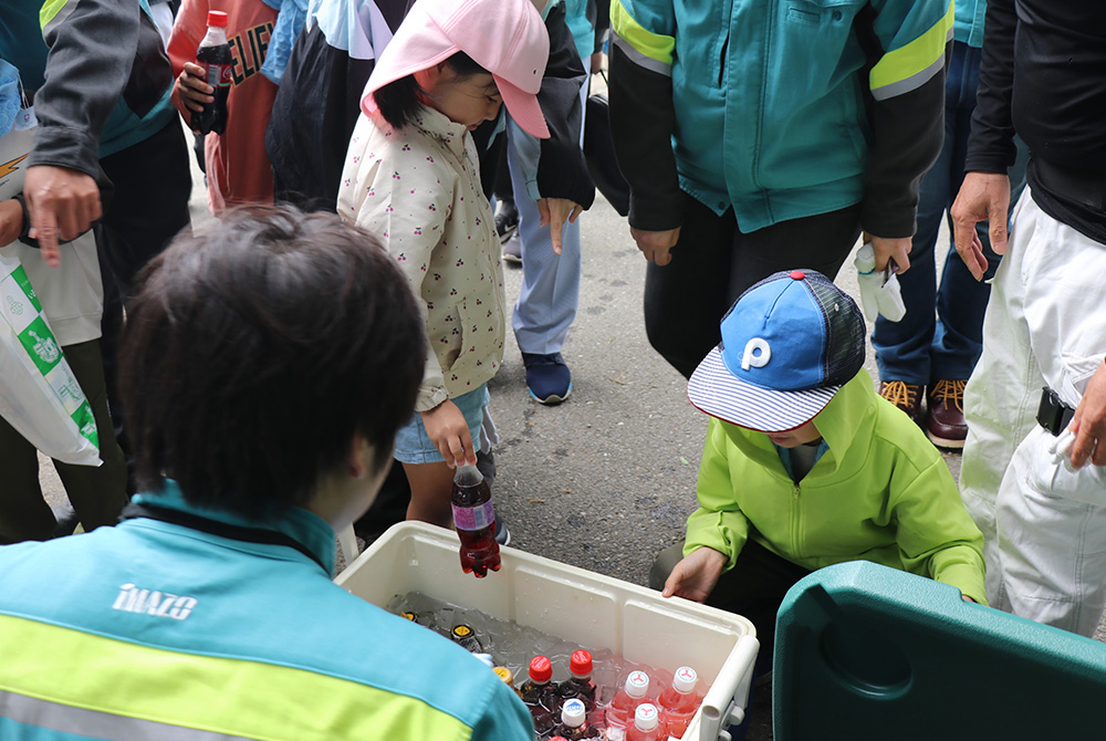 参加者には飲み物を用意（子供たちにはお菓子も配布！）